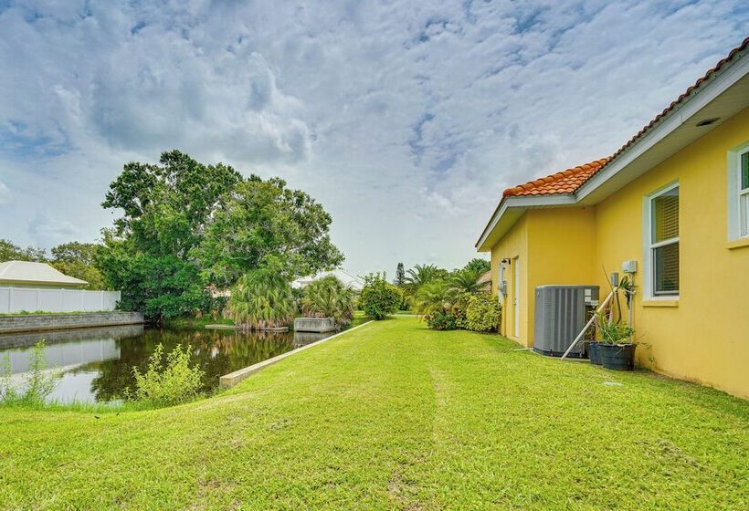 Sunny Sarasota Oasis: Swim, Golf, Shop & More!