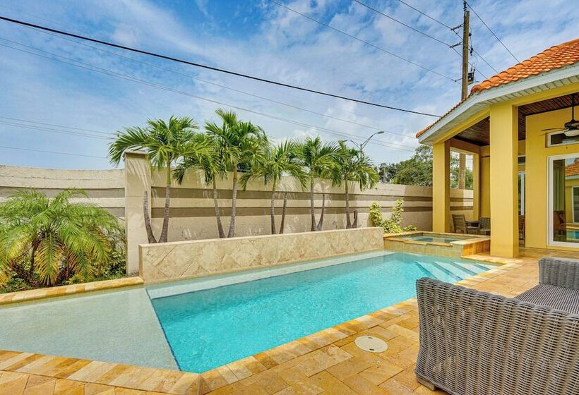 Sunny Sarasota Oasis: Swim, Golf, Shop & More!