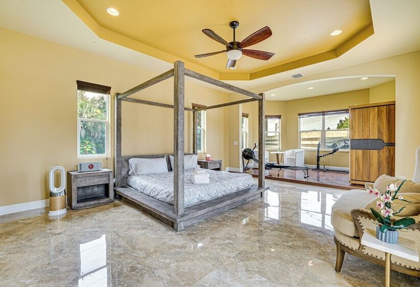 Sunny Sarasota Oasis: Swim, Golf, Shop & More!