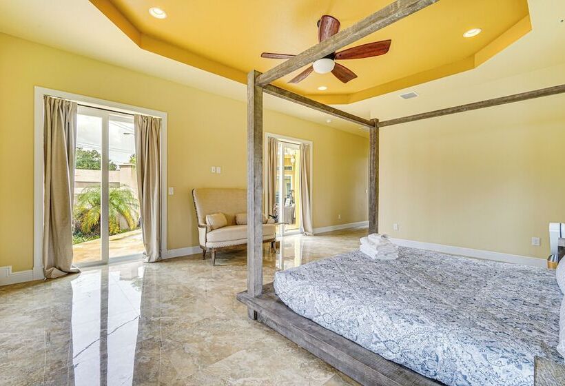 Sunny Sarasota Oasis: Swim, Golf, Shop & More!