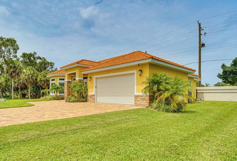 Sunny Sarasota Oasis: Swim, Golf, Shop & More!