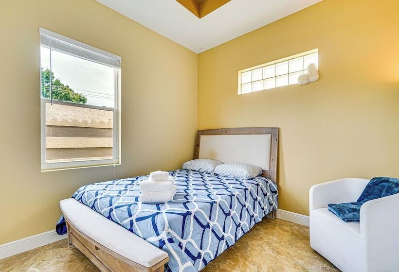 Sunny Sarasota Oasis: Swim, Golf, Shop & More!