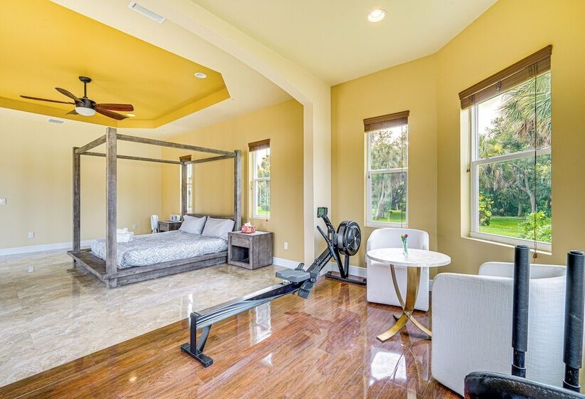 Sunny Sarasota Oasis: Swim, Golf, Shop & More!