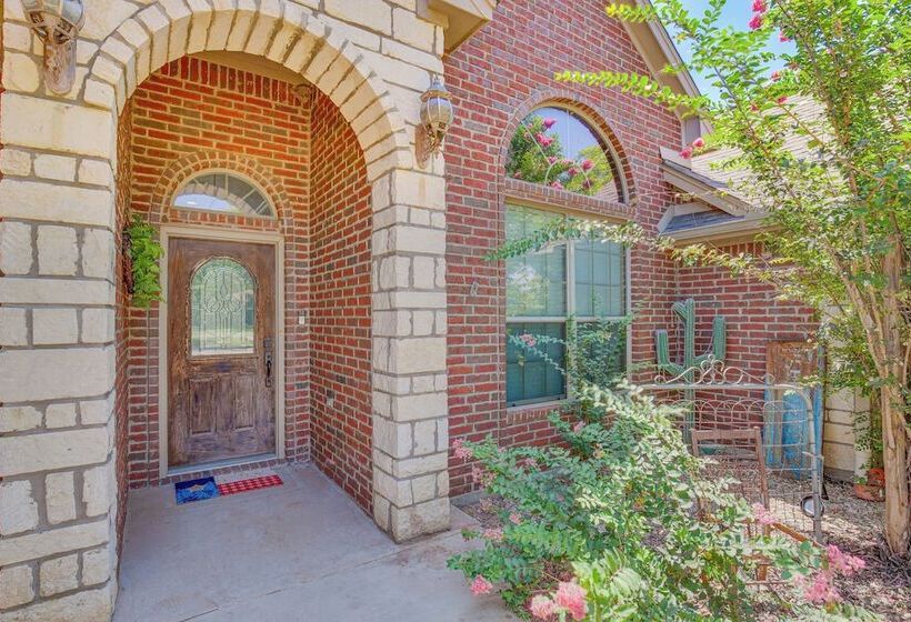 Sunny Stephenville Home W/ Pool: 4 Mi To Downtown