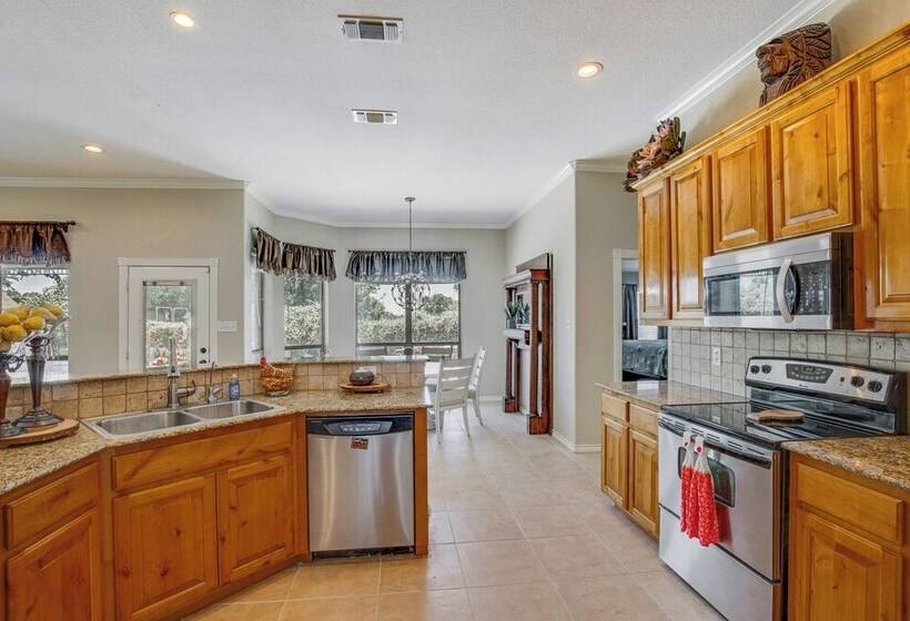 Sunny Stephenville Home W/ Pool: 4 Mi To Downtown