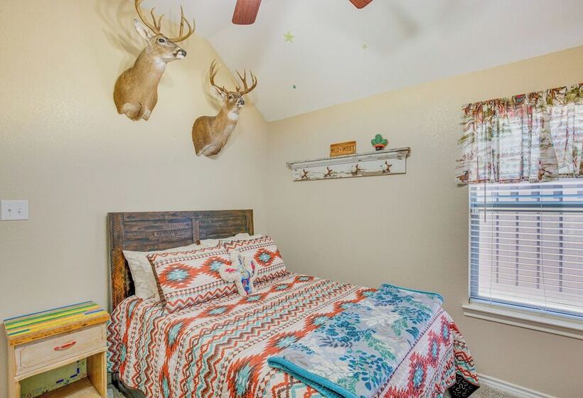 Sunny Stephenville Home W/ Pool: 4 Mi To Downtown