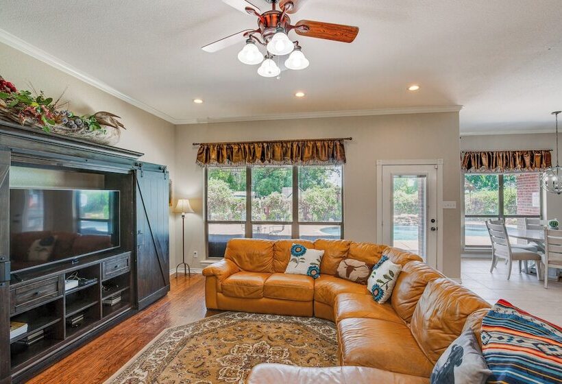 Sunny Stephenville Home W/ Pool: 4 Mi To Downtown