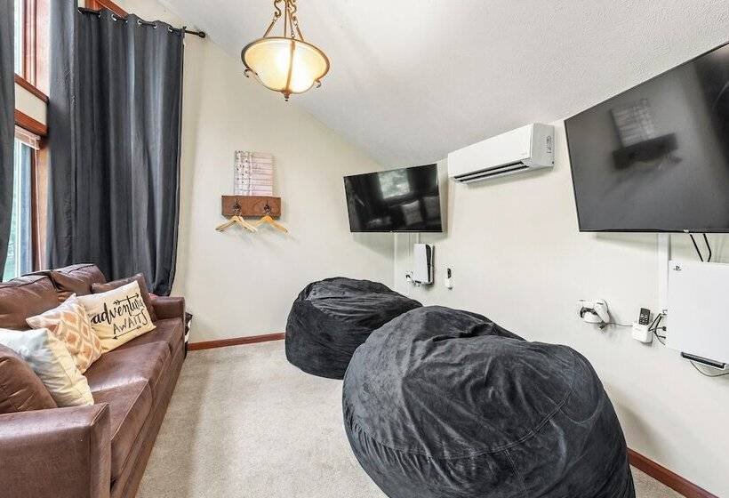 The Great Escape By Avantstay Game Room, Hot Tub