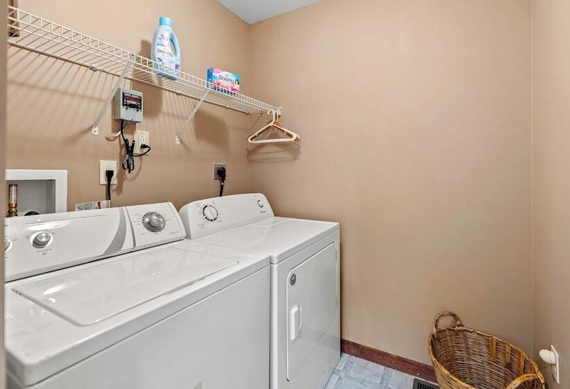 The Great Escape By Avantstay Game Room, Hot Tub