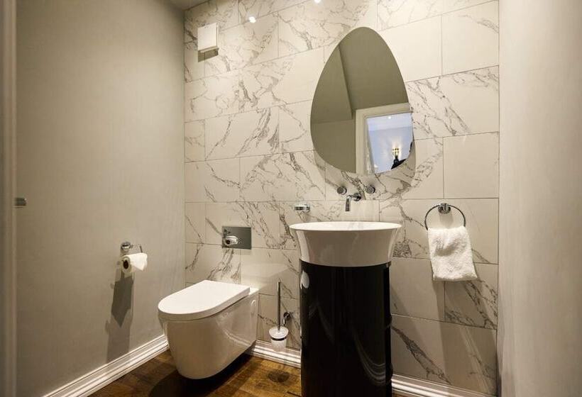 The Roehampton Place   Elegant 5bdr House With Garden + Parking