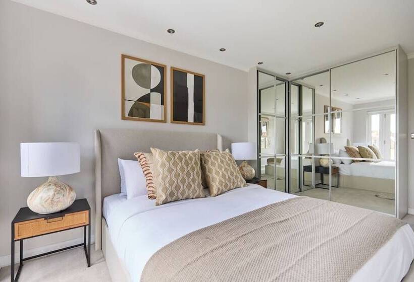 The Roehampton Place   Elegant 5bdr House With Garden + Parking