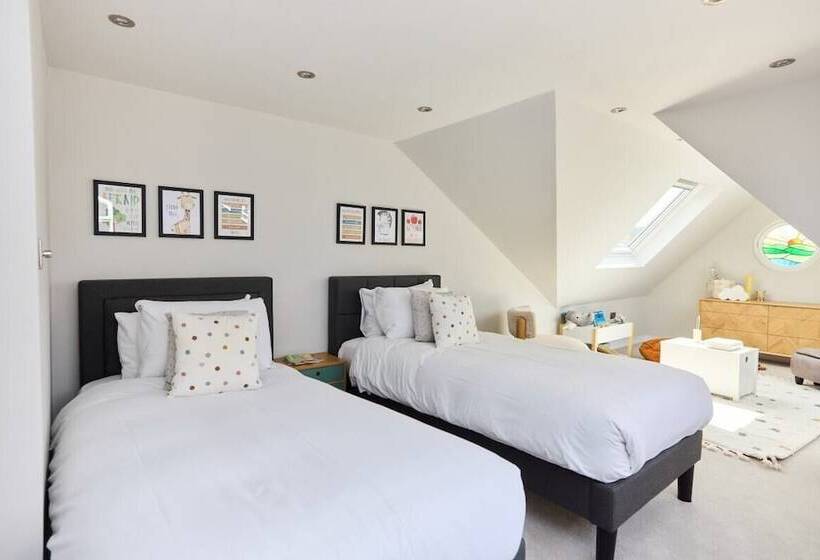 The Roehampton Place   Elegant 5bdr House With Garden + Parking