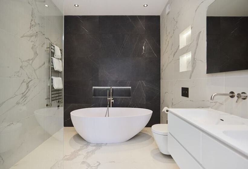 The Roehampton Place   Elegant 5bdr House With Garden + Parking