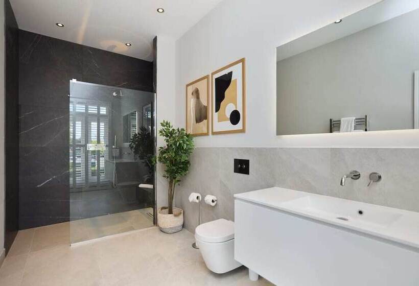 The Roehampton Place   Elegant 5bdr House With Garden + Parking