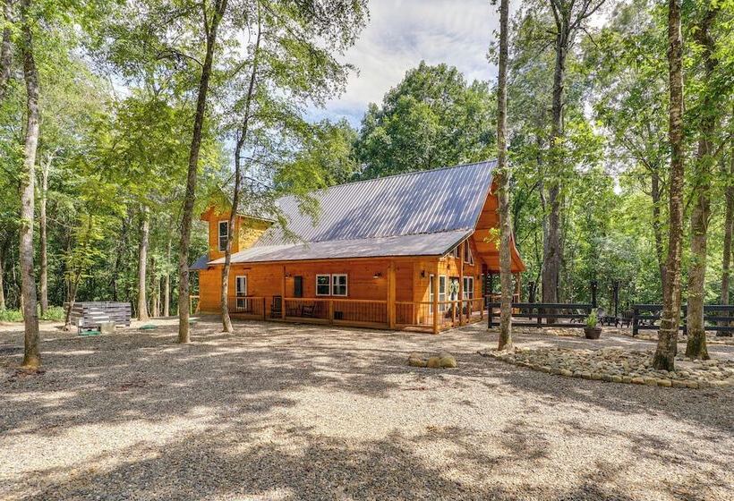Upscale Broken Bow Cabin: Hot Tub & Fishing Pond!