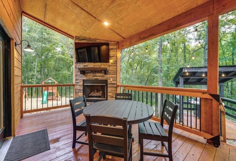 Upscale Broken Bow Cabin: Hot Tub & Fishing Pond!