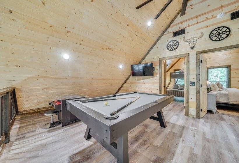 Upscale Broken Bow Cabin: Hot Tub & Fishing Pond!