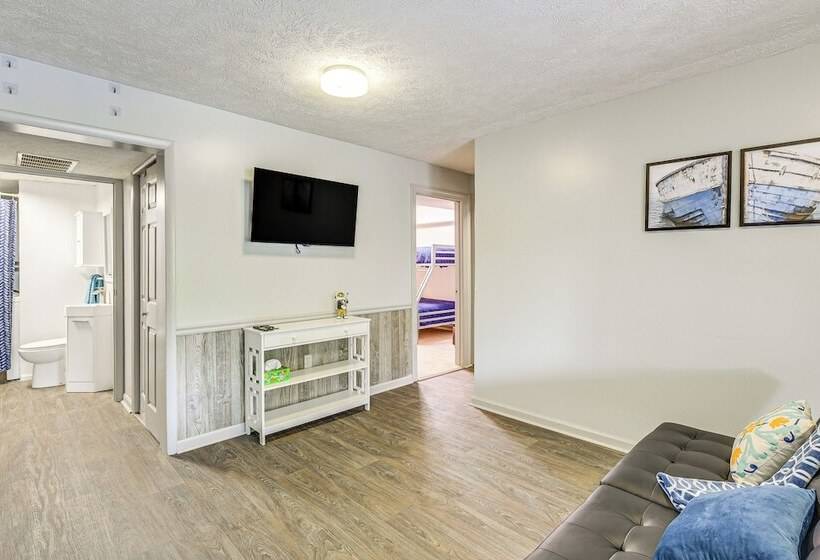 Waterfront Lake Anna Home: Porch & Fire Pit