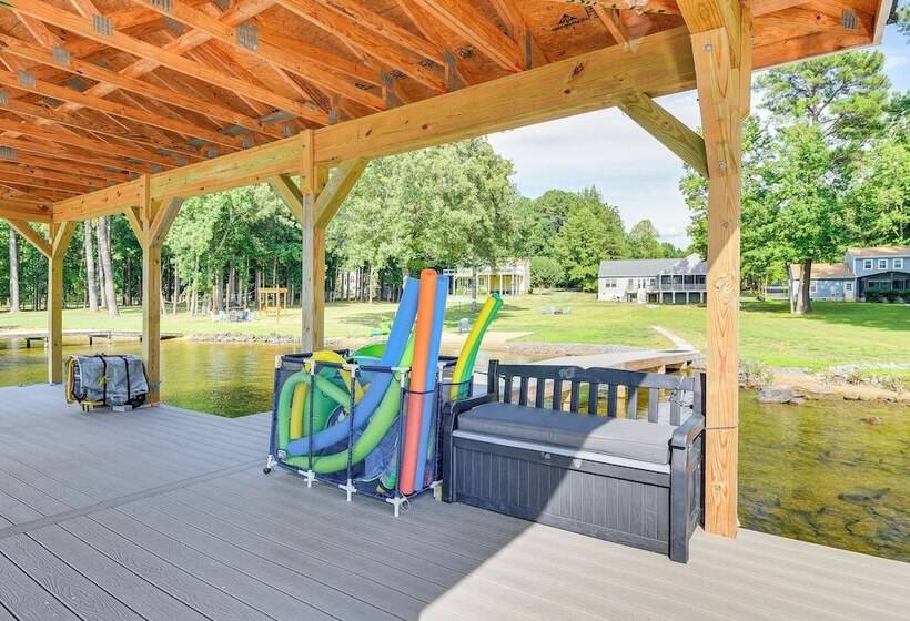 Screened Deck & Dock: Waterfront Lake Anna Home!
