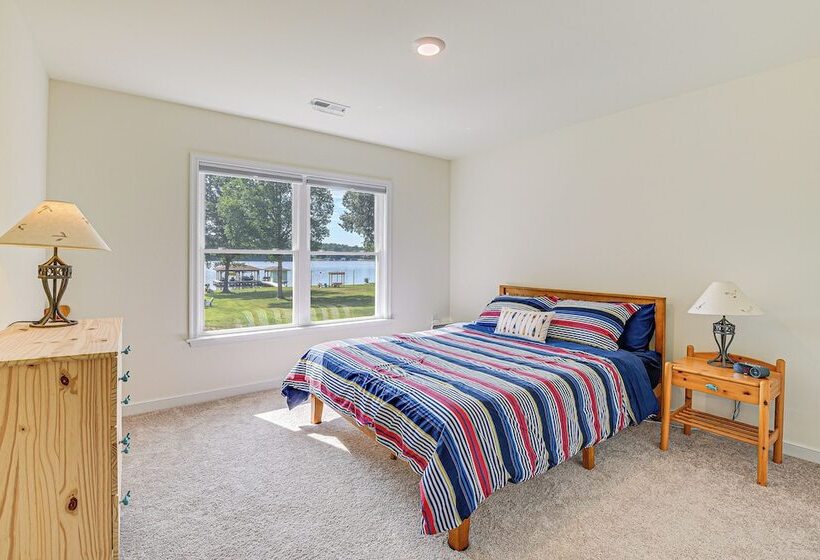 Screened Deck & Dock: Waterfront Lake Anna Home!