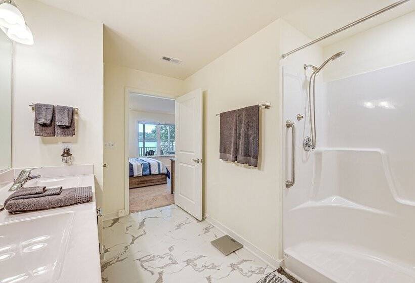 Screened Deck & Dock: Waterfront Lake Anna Home!