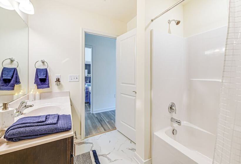 Screened Deck & Dock: Waterfront Lake Anna Home!