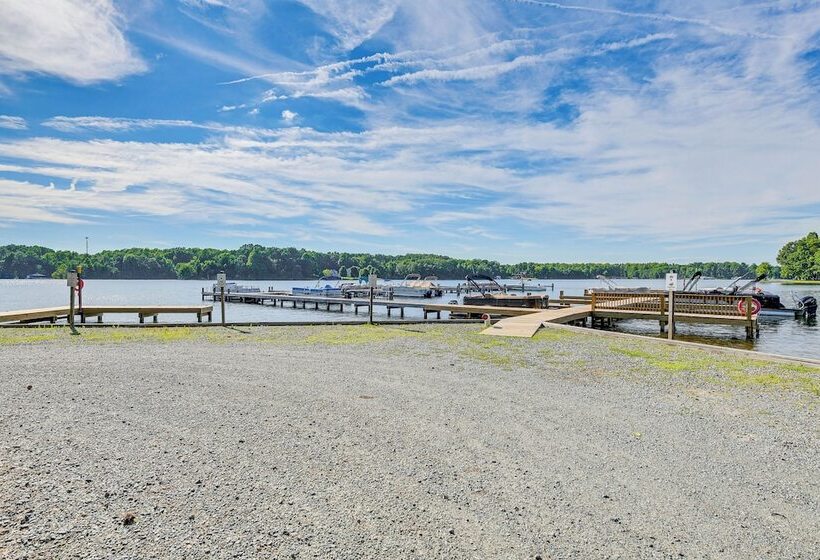Screened Deck & Dock: Waterfront Lake Anna Home!