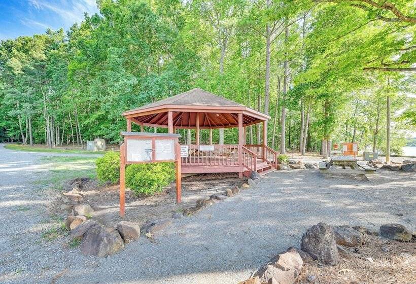 Screened Deck & Dock: Waterfront Lake Anna Home!