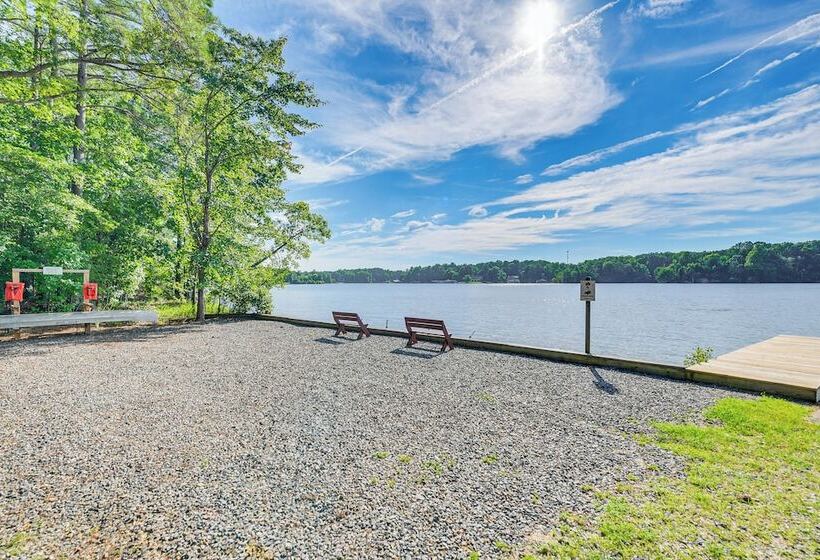 Screened Deck & Dock: Waterfront Lake Anna Home!