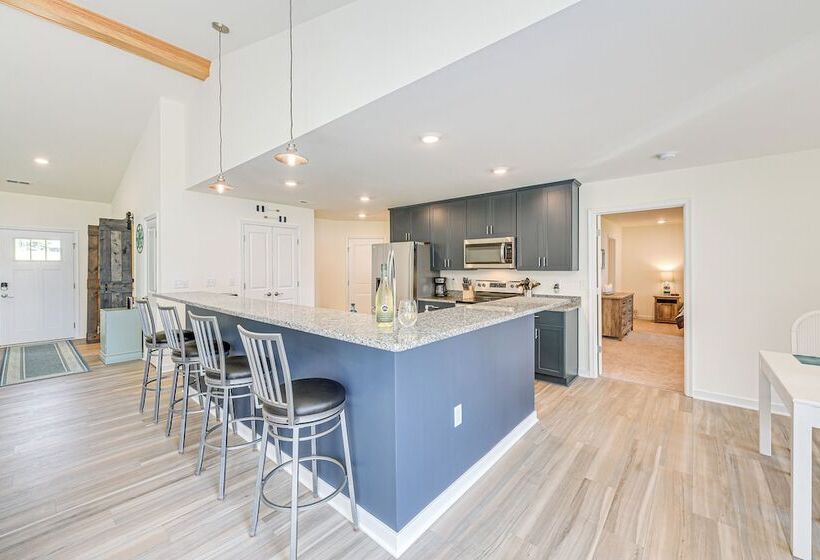 Screened Deck & Dock: Waterfront Lake Anna Home!