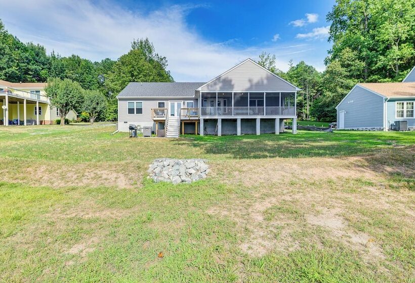Screened Deck & Dock: Waterfront Lake Anna Home!