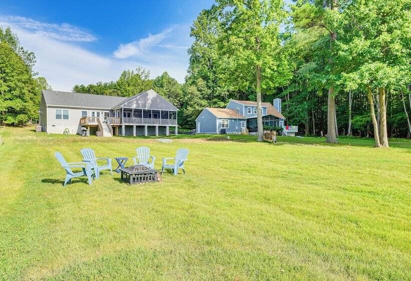 Screened Deck & Dock: Waterfront Lake Anna Home!