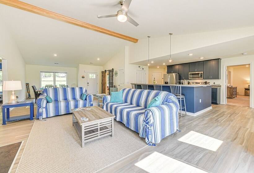 Screened Deck & Dock: Waterfront Lake Anna Home!