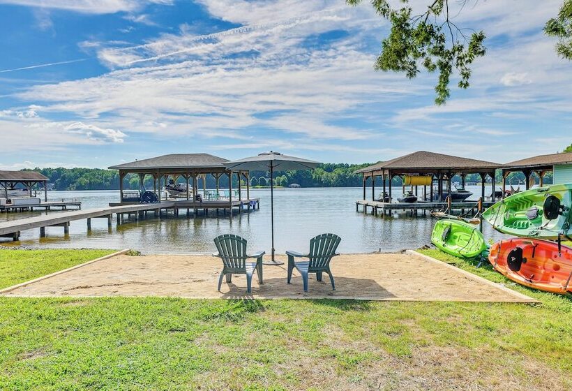 Screened Deck & Dock: Waterfront Lake Anna Home!
