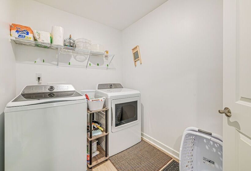 Screened Deck & Dock: Waterfront Lake Anna Home!