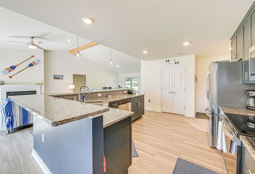 Screened Deck & Dock: Waterfront Lake Anna Home!