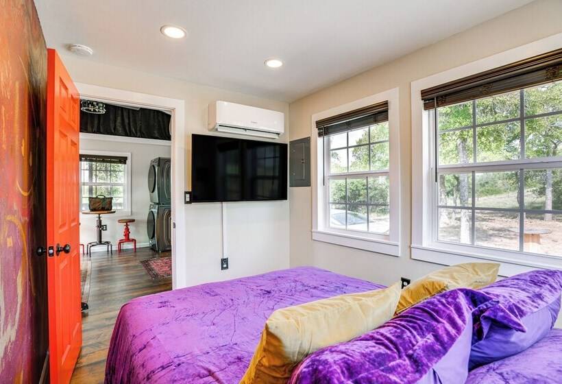 Whimsical Cabin W/ Grill < 4 Mi To Lake Brownwood!