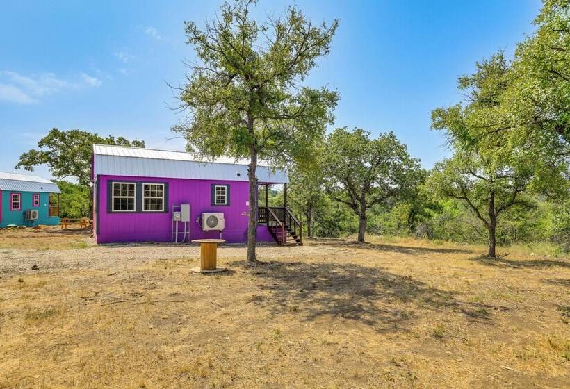 Whimsical Cabin W/ Grill < 4 Mi To Lake Brownwood!