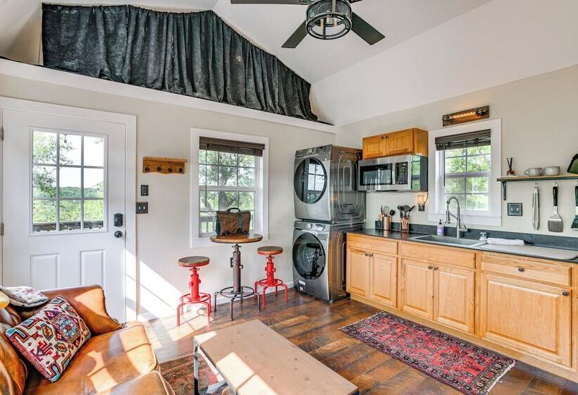 Whimsical Cabin W/ Grill < 4 Mi To Lake Brownwood!