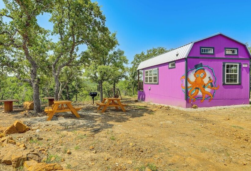 Whimsical Cabin W/ Grill < 4 Mi To Lake Brownwood!