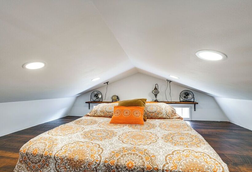 Whimsical Cabin W/ Grill < 4 Mi To Lake Brownwood!