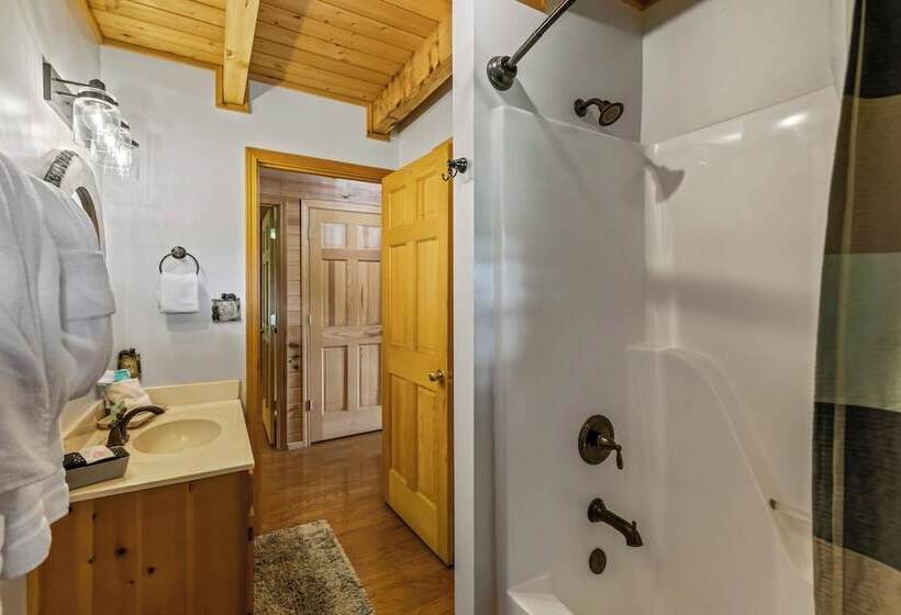 Cabin W/ Hot Tub, Theater & Games!