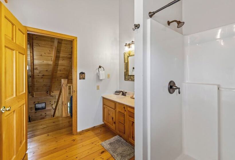 Cabin W/ Hot Tub, Theater & Games!