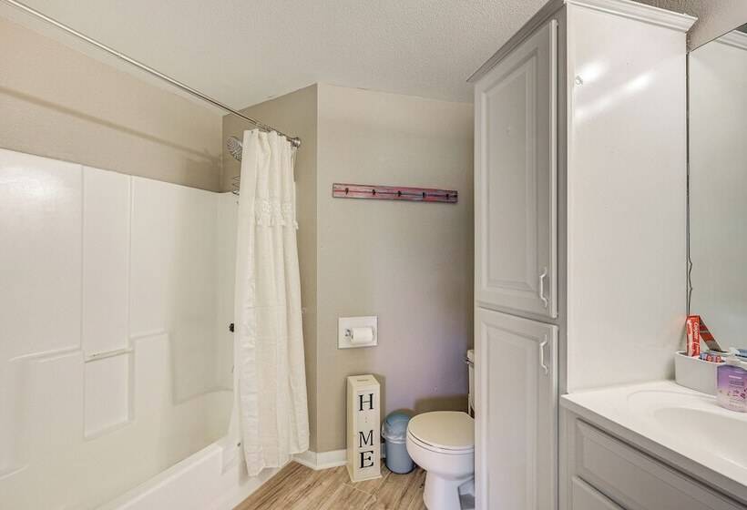 Bandera Carriage House W/ Medina River Access!