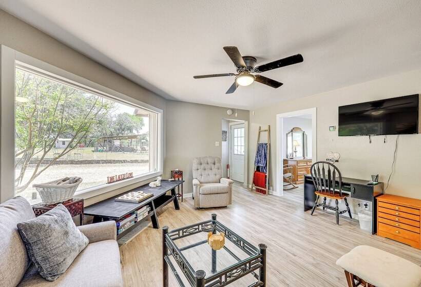 Bandera Carriage House W/ Medina River Access!