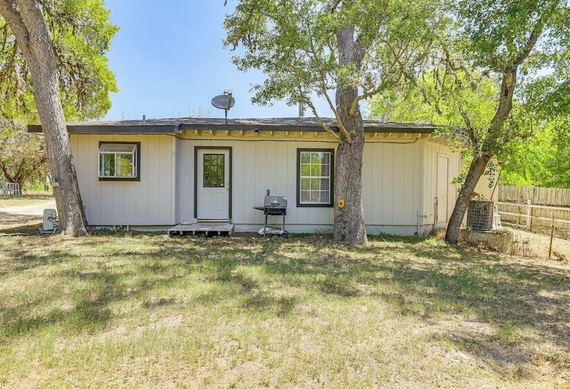 Bandera Carriage House W/ Medina River Access!