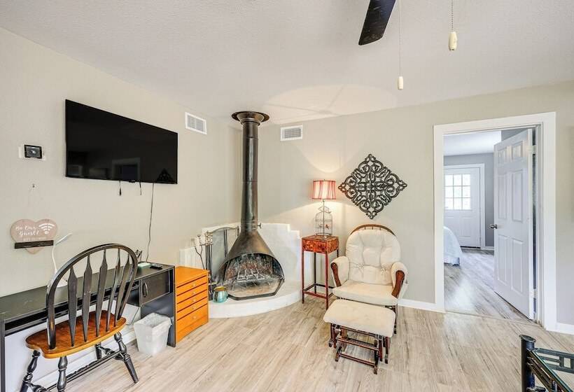 Bandera Carriage House W/ Medina River Access!