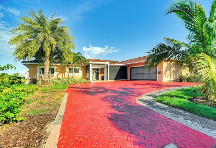 Bayfront St Petersburg Home W/ Hot Tub & Views!