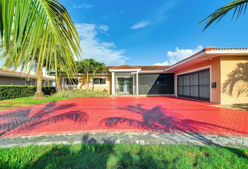 Bayfront St Petersburg Home W/ Hot Tub & Views!