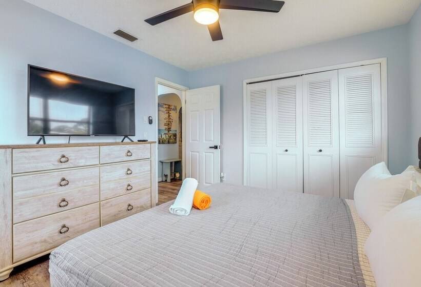 Beachy Port St Lucie Home W/ Hot Tub & Fire Pit!